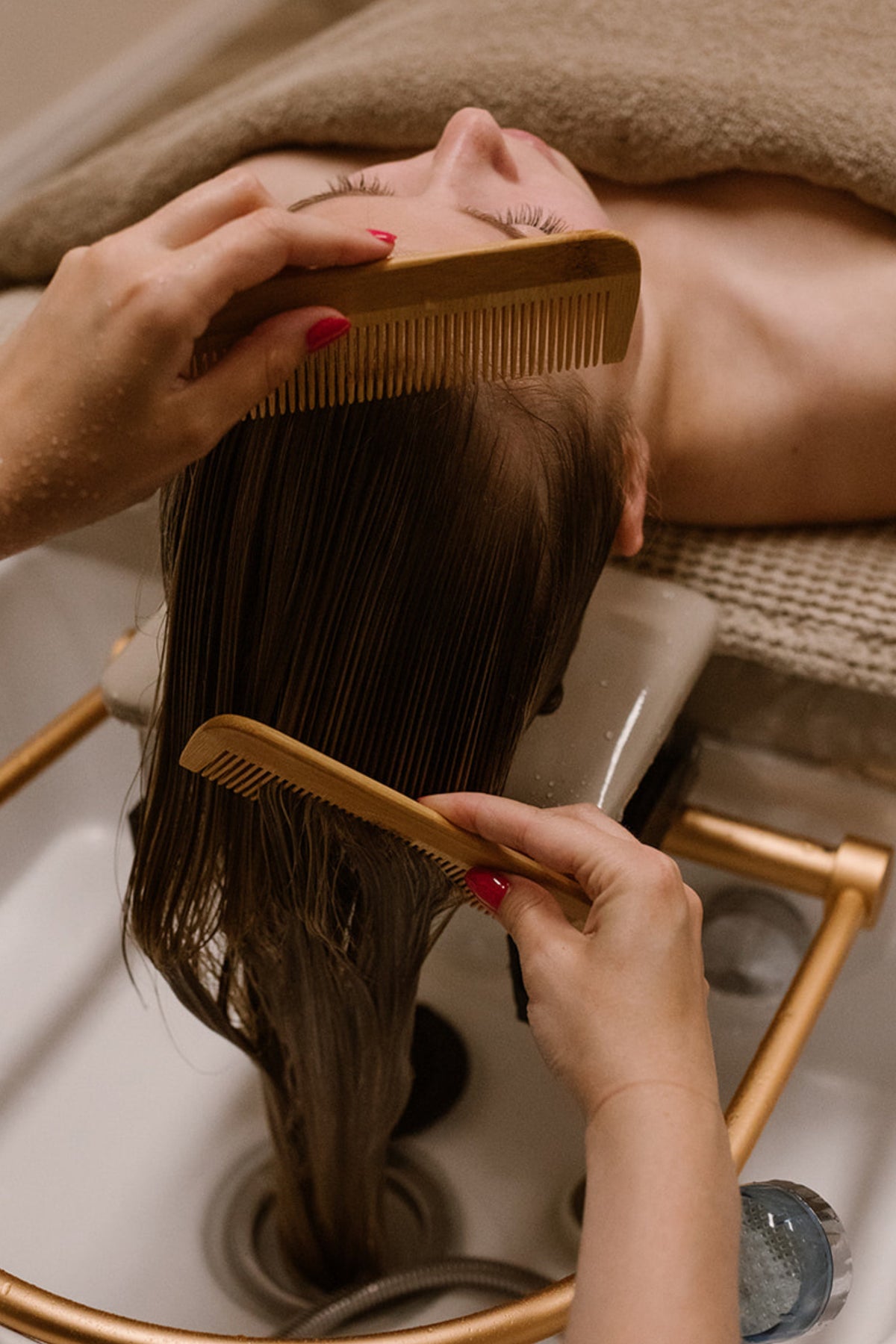 Vrouw met het hoofd achterover boven de wasbak tijdens een Japanese head spa in de salon van Skin for Skin in Urk