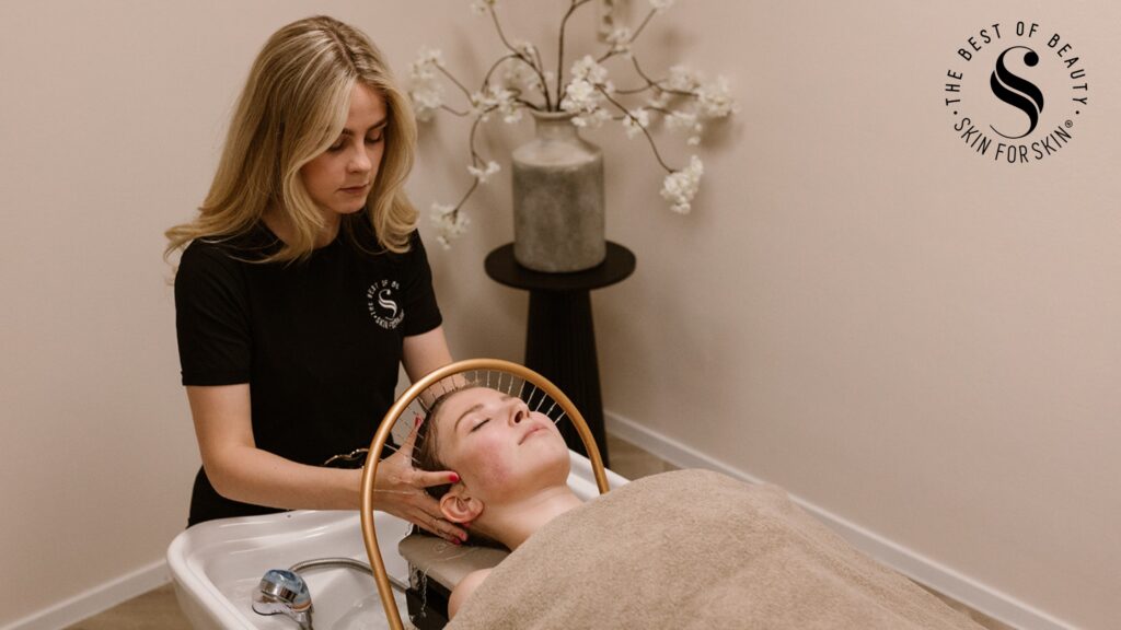 Haarverzorging liggend bij een wasunit tijdens een haarverzorgingsmoment