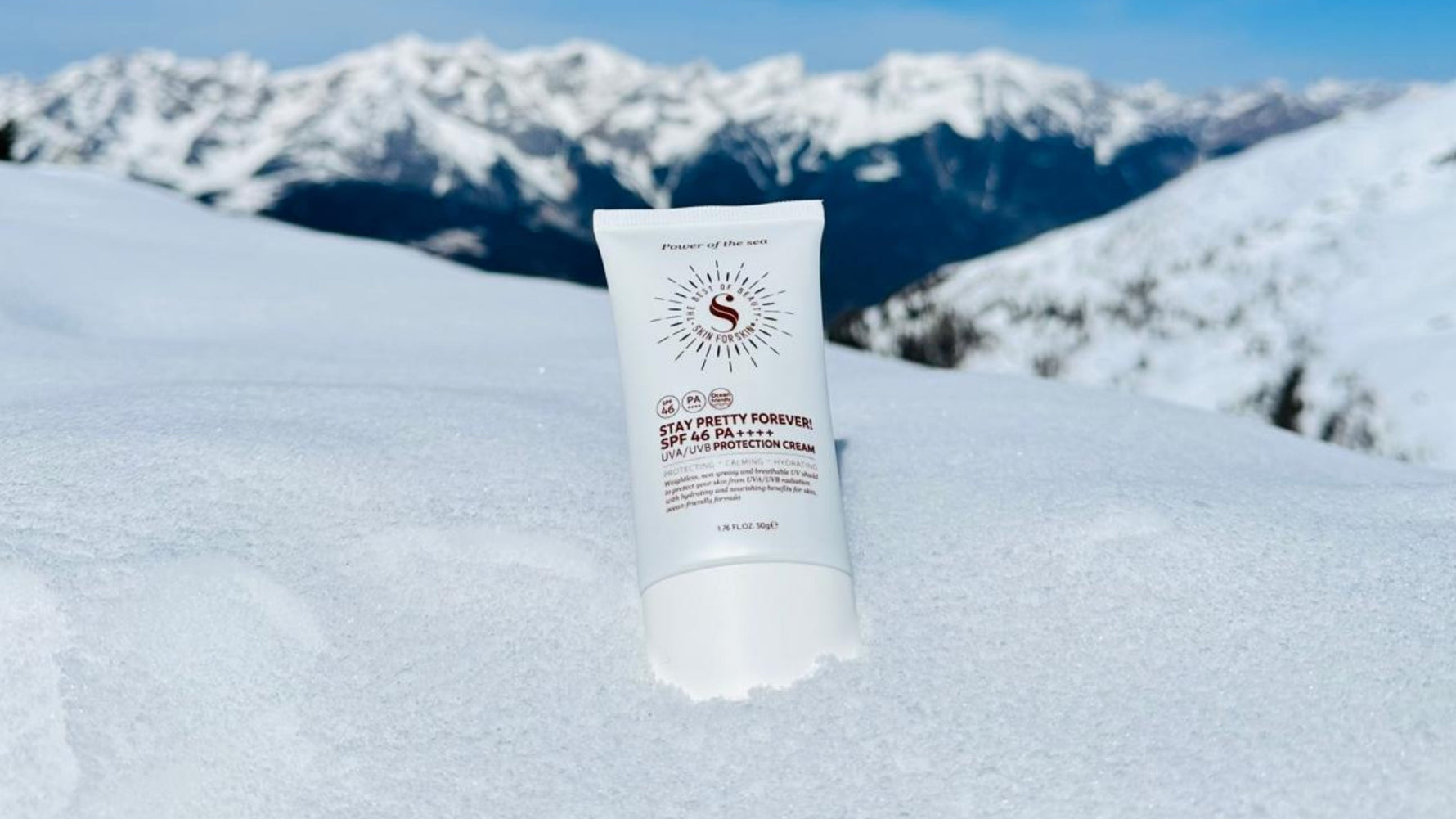 zonnebrand tube in de sneeuw met bergen op de achtergrond