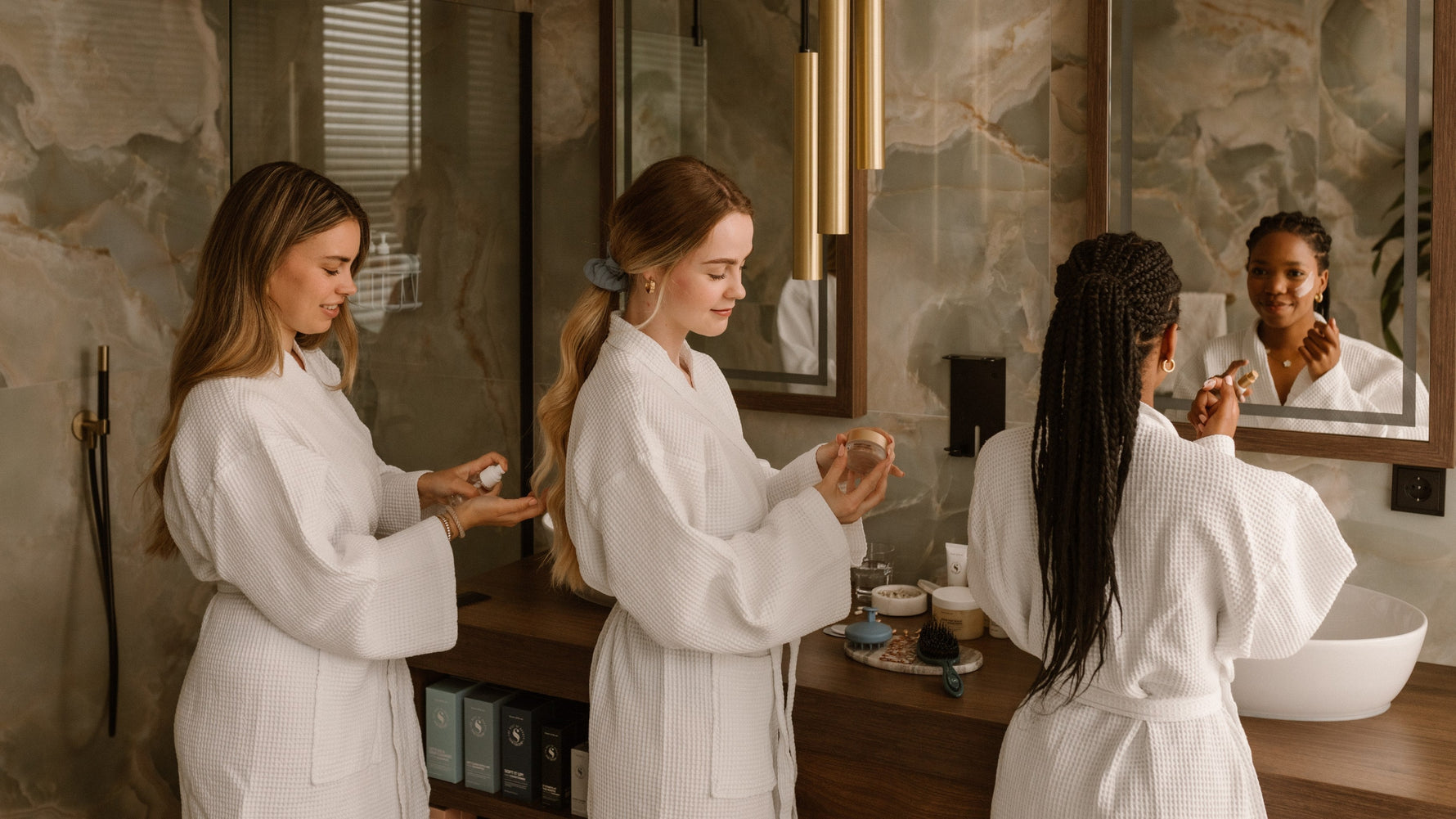 Groep vrouwen in badjassen voor een spiegel Skin for Skin