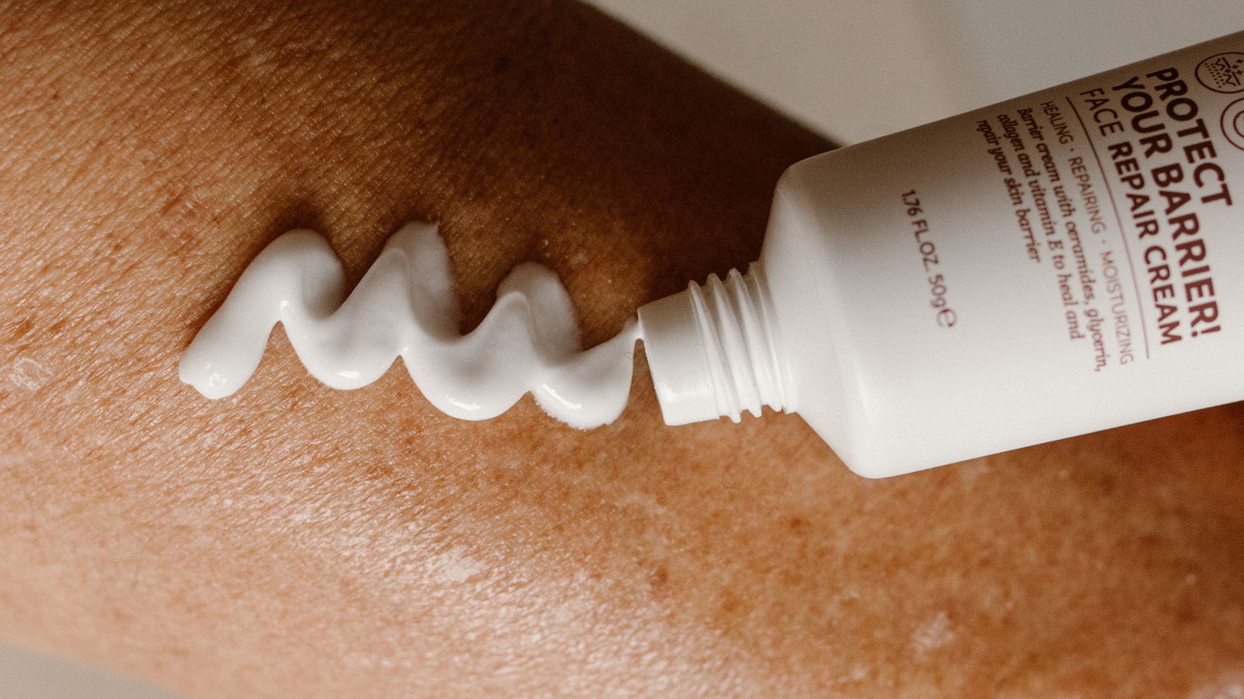 witte creme aangebracht in een lijn op de huid vanuit een tube