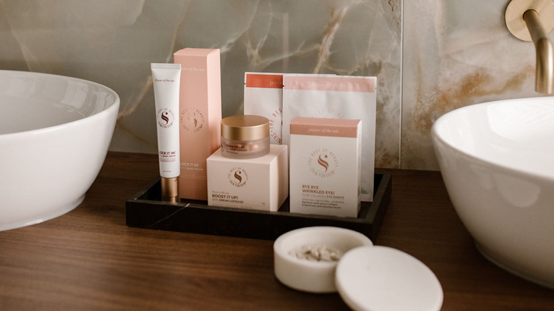 een aantal beauty producten op een wastafel
