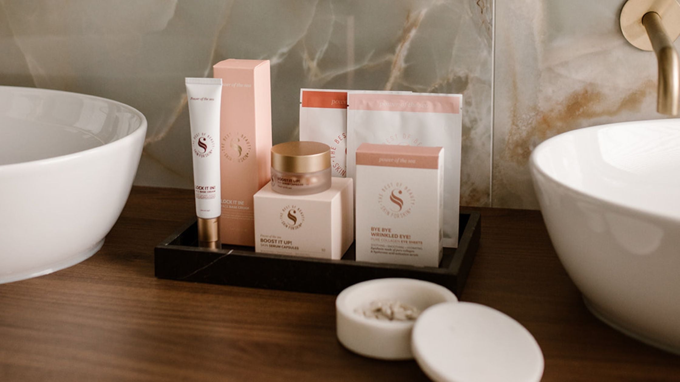 een aantal beauty producten op een wastafel