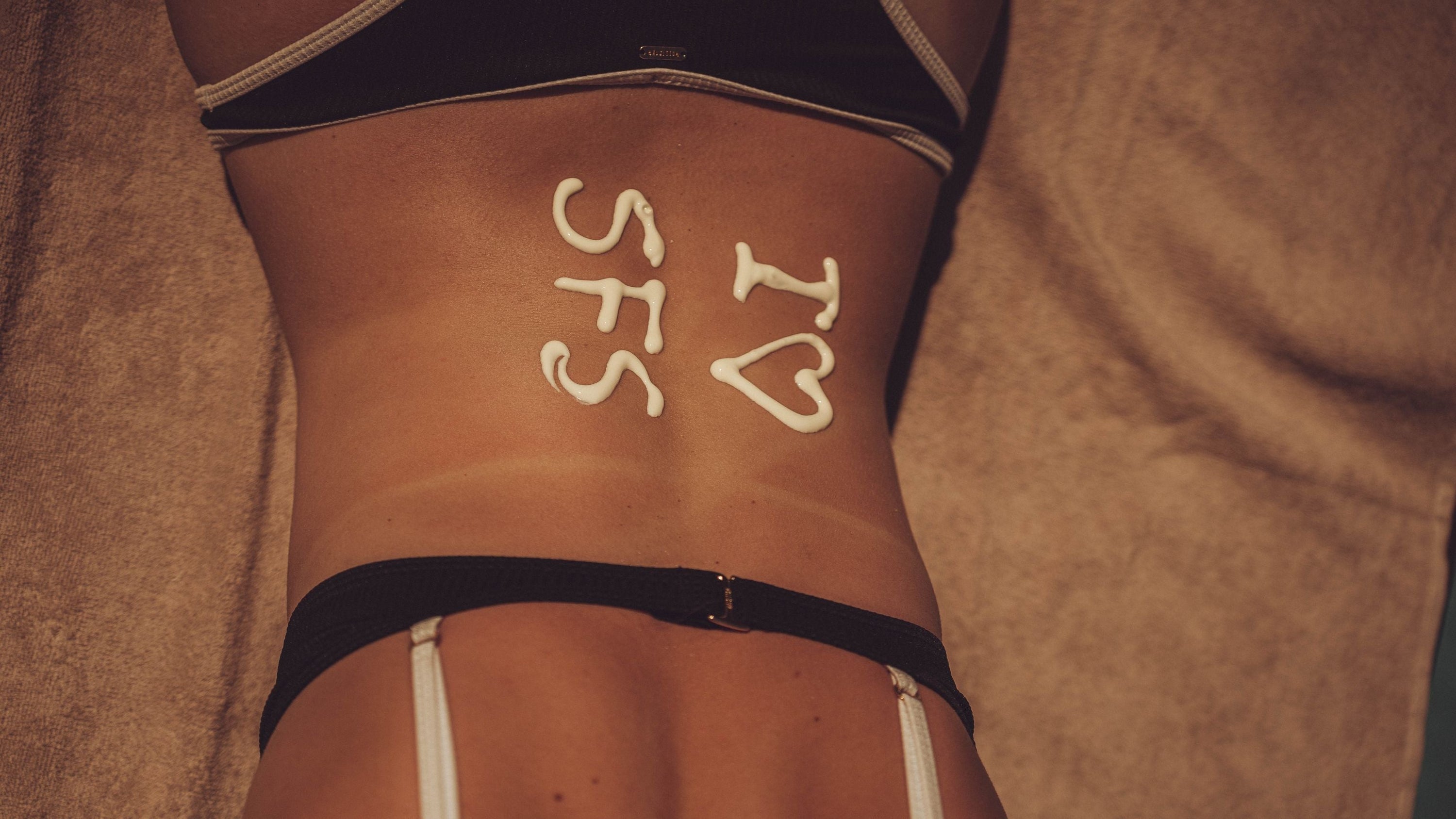 gebruinde rug met spf tekst