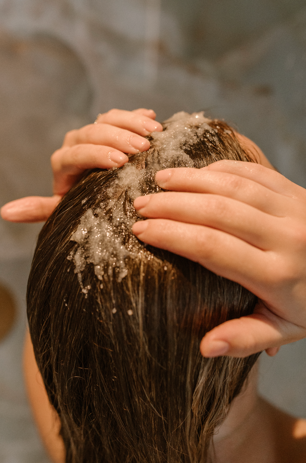 vrouw met een scrub in haar haar