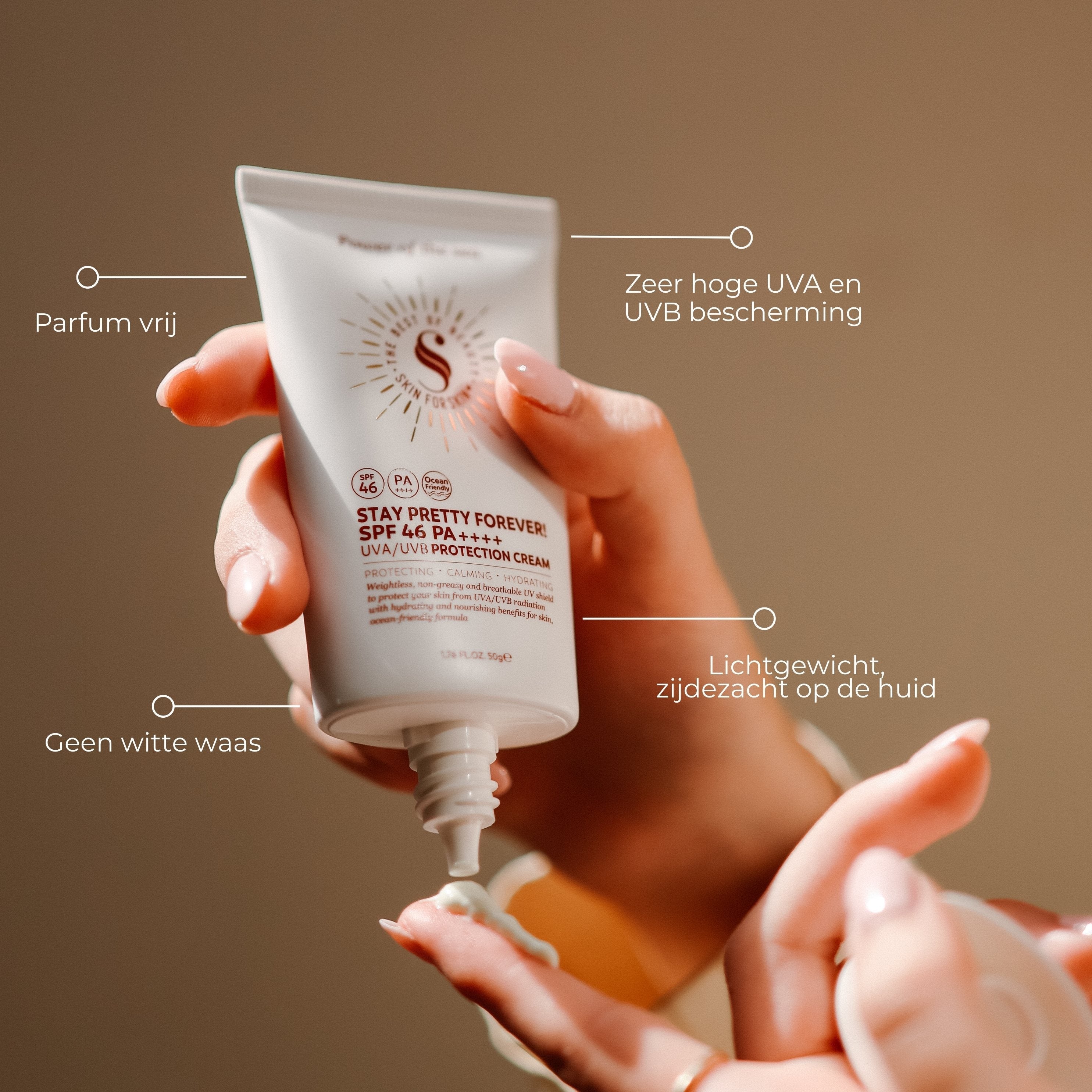 een afbeelding van een tube zonnebrand die op een vinger het product aanbrengt