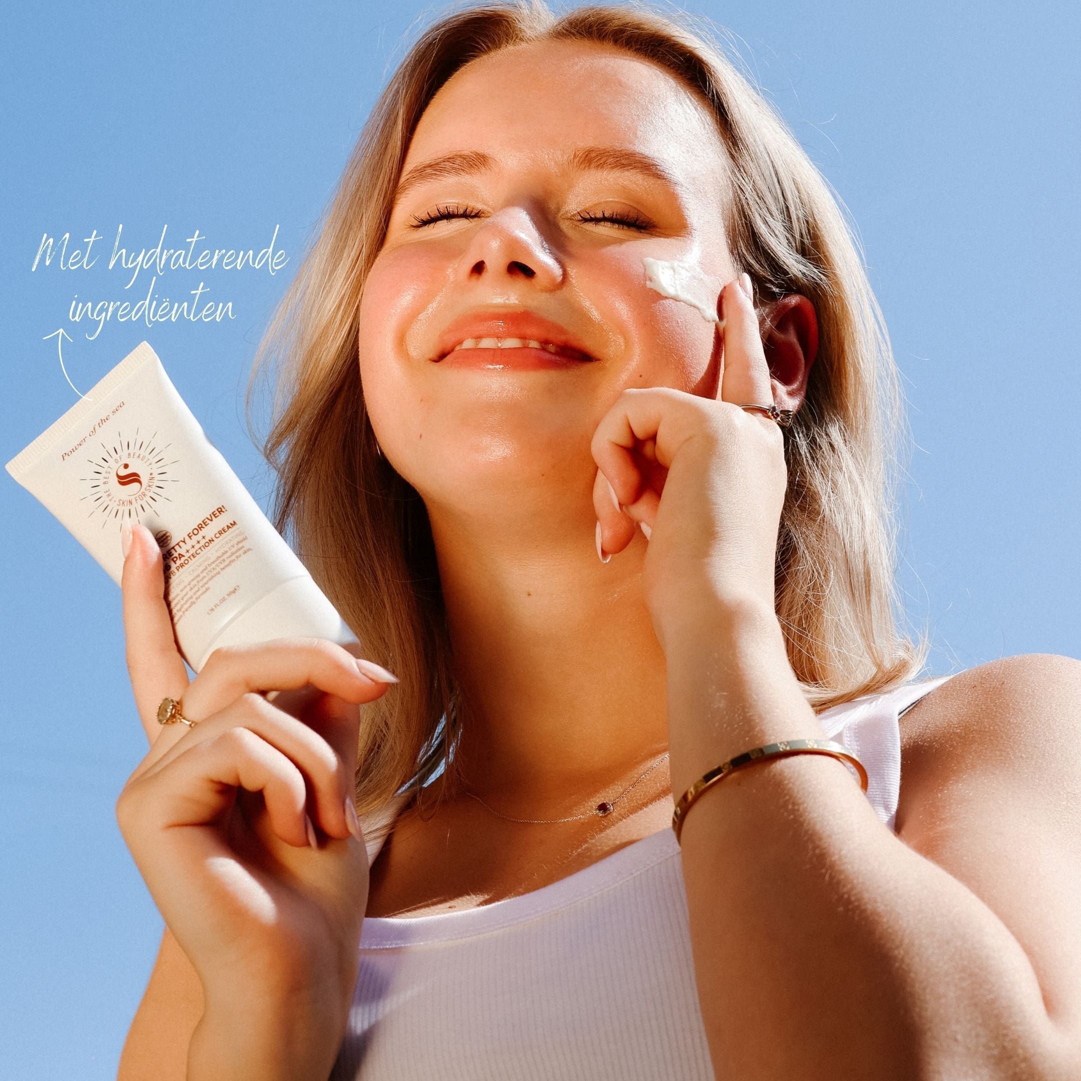 een meisje die met haar vinger in een veeg spf aanbrengt