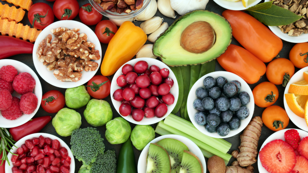 Gevarieerde selectie van fruit, groenten en noten