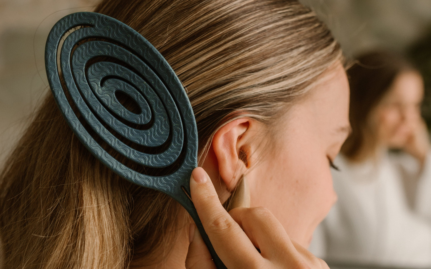 vrouw die haar haar borstelt 