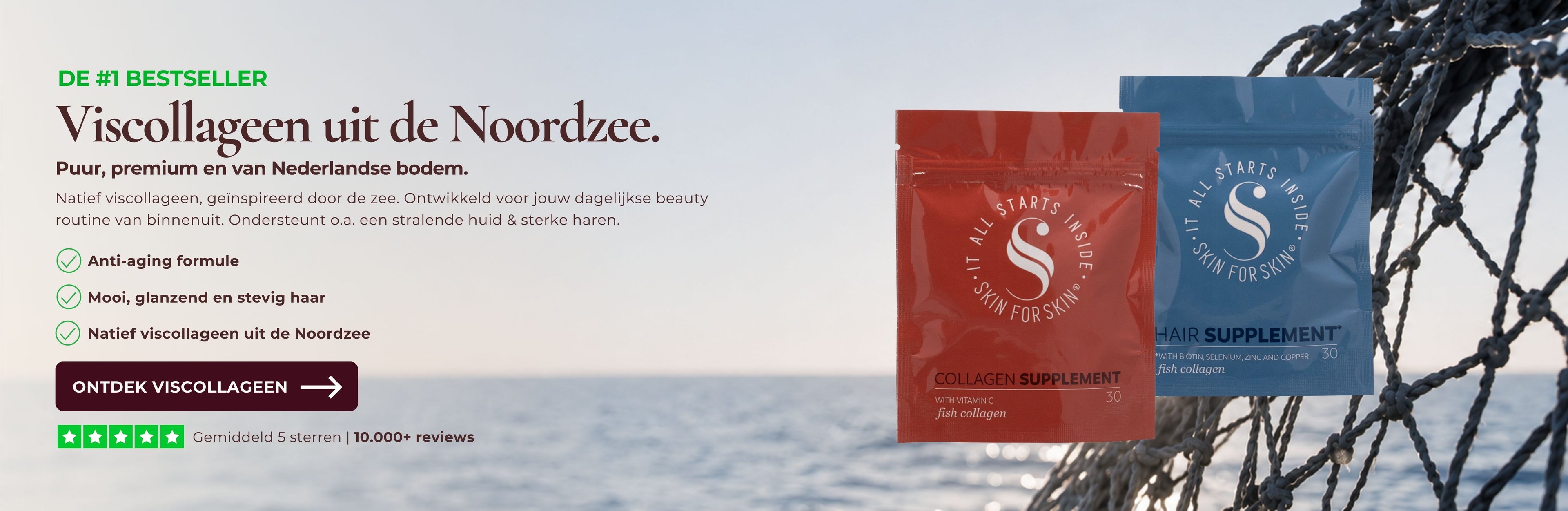 Banner met Skin for Skin viscollageen- en haarsupplementen in rode en blauwe zakjes, gefotografeerd aan de Noordzee met visnetten op de achtergrond.
