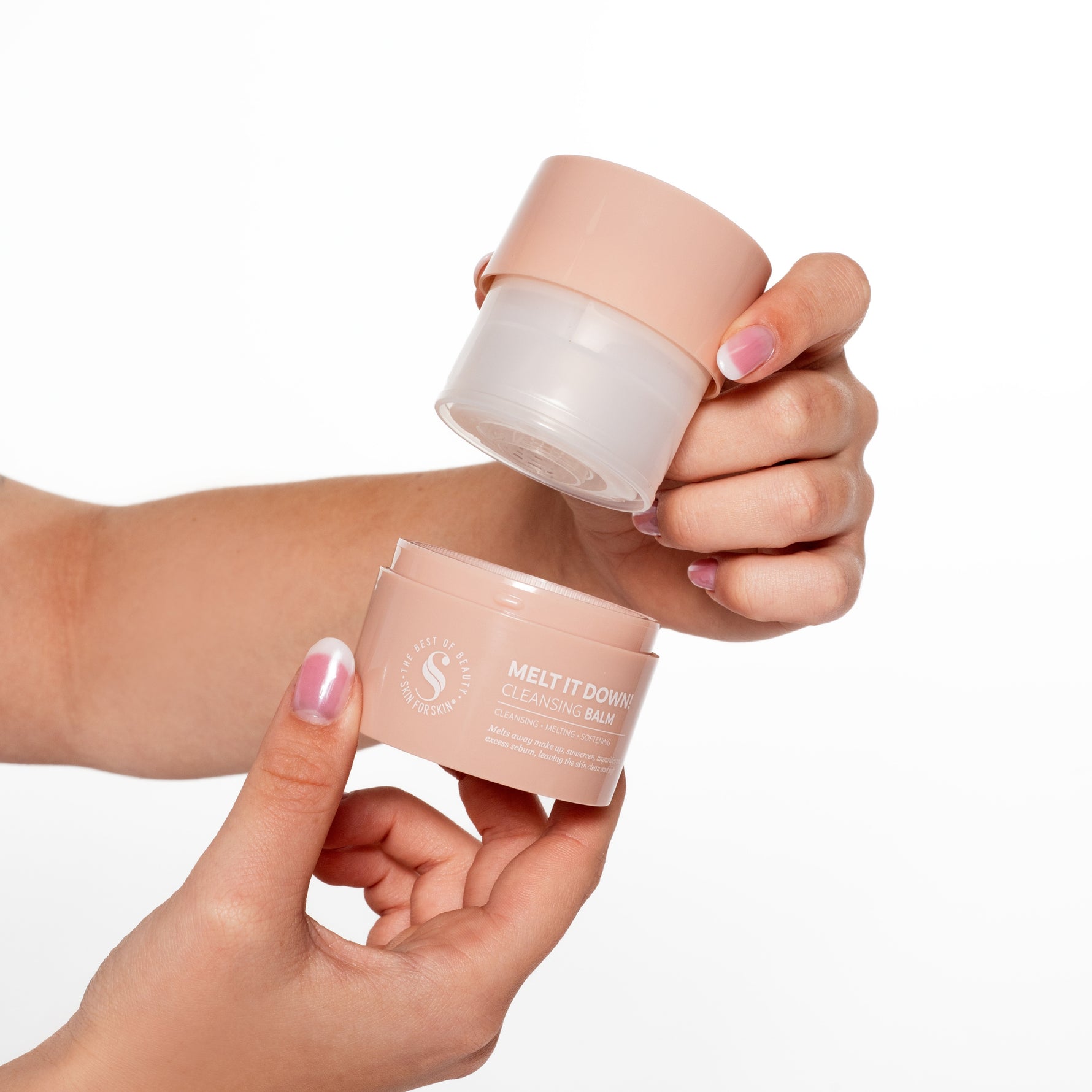 Handen openen de navulbare Skin for Skin Melt It Down cleansing balm met refill.