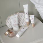 Huidverzorgingsproducten van Skin for Skin met serumcapsules, SPF dagcrème en gezichtscrèmes in toilettas