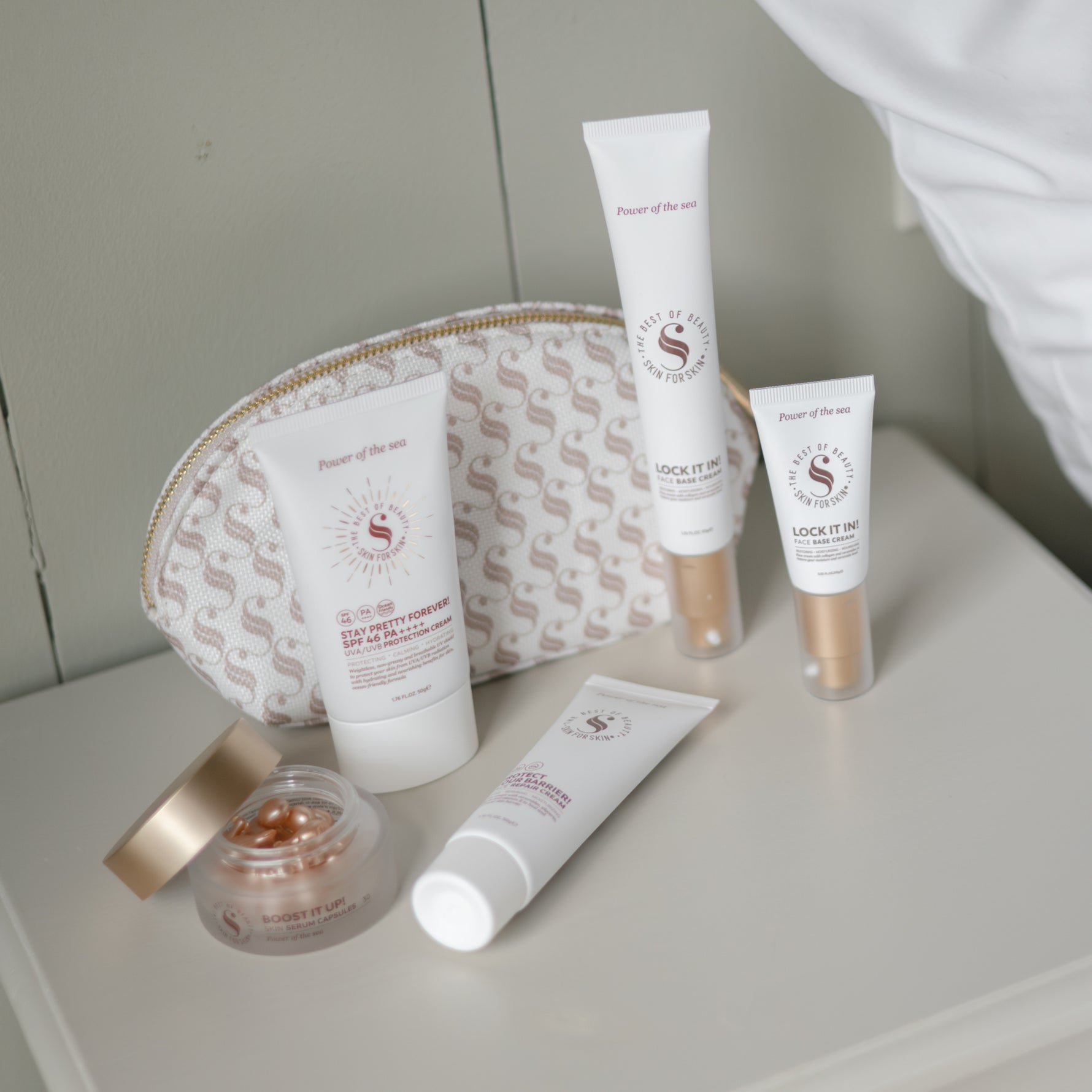 Huidverzorgingsproducten van Skin for Skin met serumcapsules, SPF dagcrème en gezichtscrèmes in toilettas