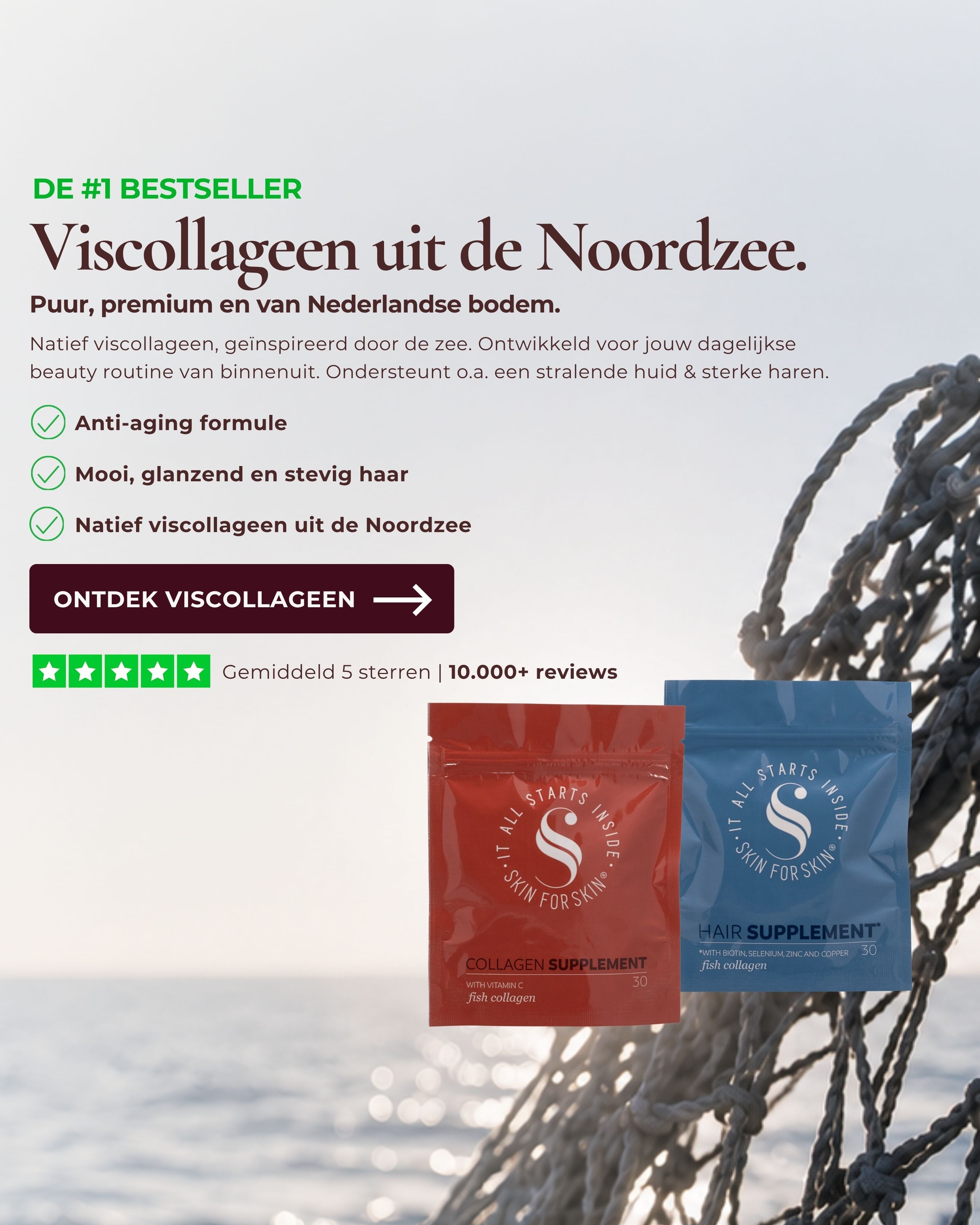 Mobiele banner met rode en blauwe Skin for Skin-supplementen bij de Noordzee, met visnetten op de achtergrond.