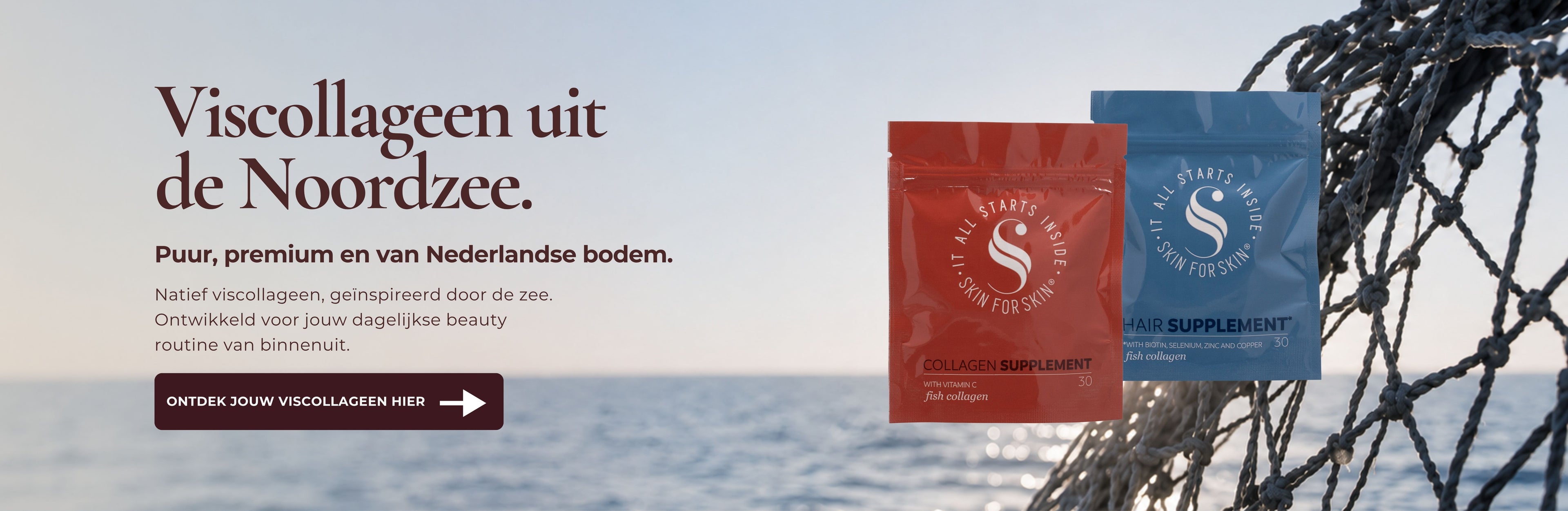 Rode Collagen Supplement- en blauwe Hair Supplement-verpakking van Skin for Skin, gepresenteerd tegen een Noordzee-achtergrond met visnet.