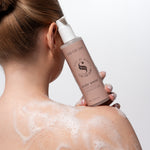 Rug met schuim terwijl Skin for Skin Body Wash Golden Hour wordt gebruikt voor een frisse, verzorgde huid.
