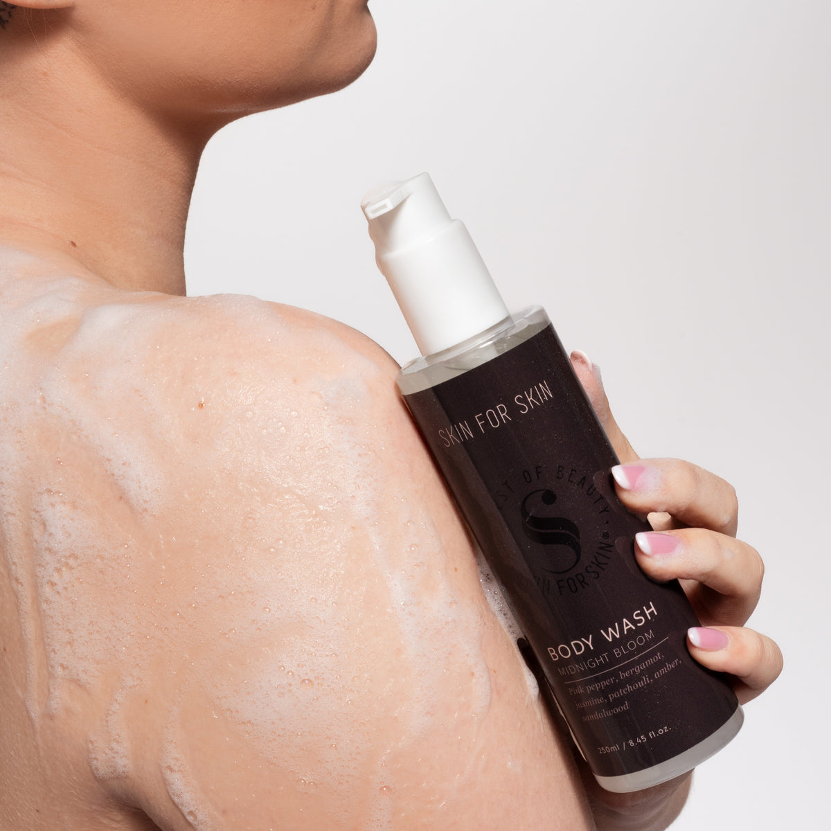 Schouder met schuim terwijl Skin for Skin Body Wash Midnight Bloom wordt aangebracht voor een frisse, verzorgde huid.
