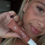 Klant dat de Balmy Lip Gloss Nudie van Skin for Skin gebruikt