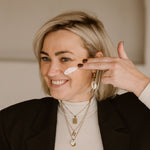 Klant dat de Barrière Crème van Skin for Skin aanbrengt.