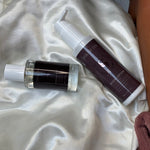 Lichaamsverzorging producten van Skin for Skin met body lotion en perfume mist op een zachte satijnen achtergrond.