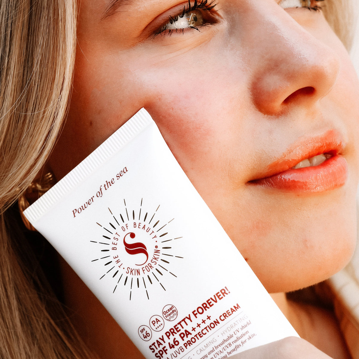 Model dat de dagcrème met SPF van Skin for Skin gebruikt