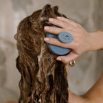 Gebruik van de haar massage borstel van Skin for Skin tijdens het wassen