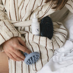 Het gebruik van de It Starts at the Roots scalp treatment van Skin for Skin in combinatie met de haar massage borstel en haar borstel