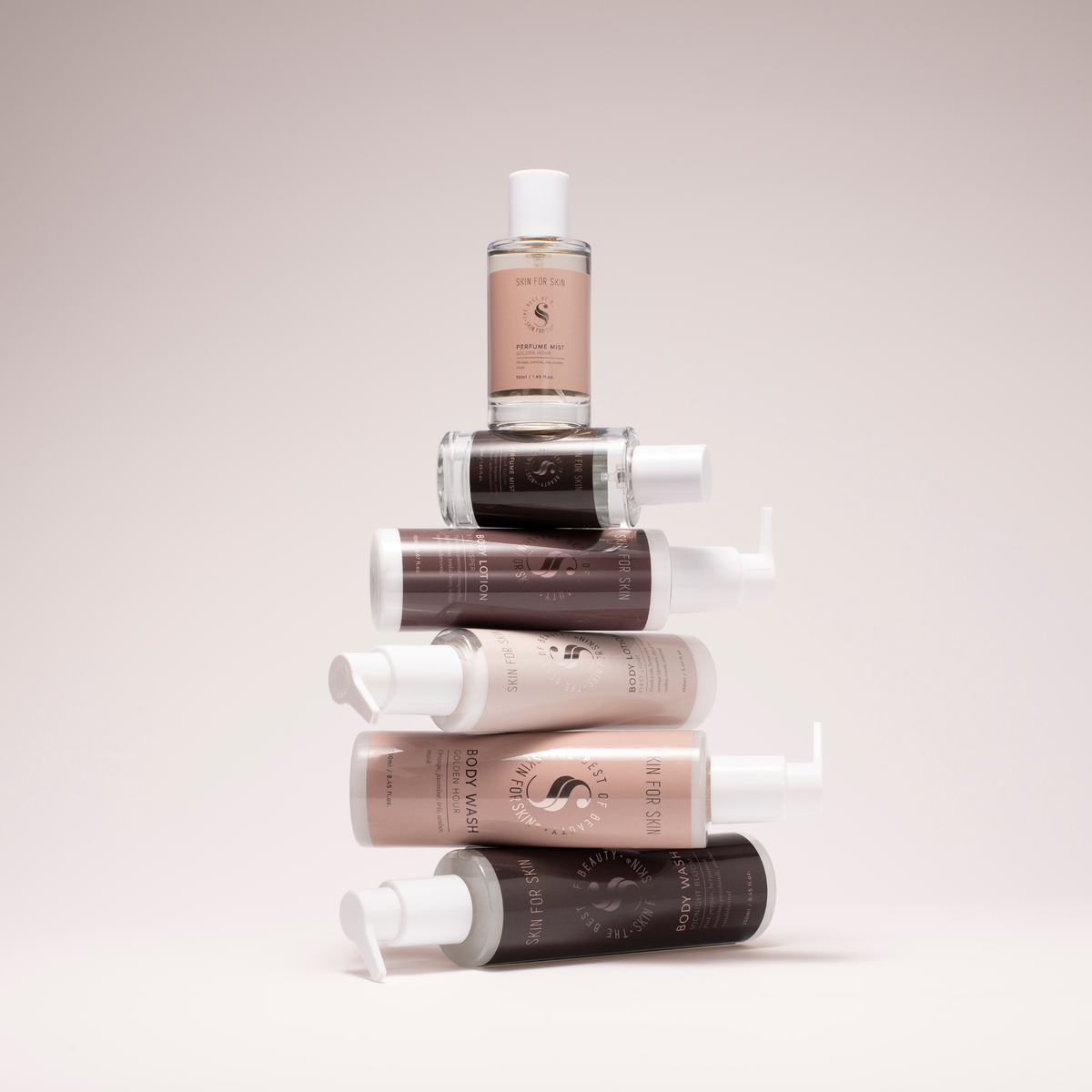 De Skin for Skin Layered Bodycare Experience met body wash, body lotion en perfume mist gestapeld als geur routine.