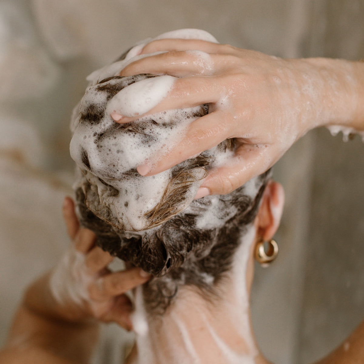 Model dat de Let’s Do a Deep Cleanse shampoo van Skin for Skin gebruikt