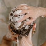 Model dat de Let’s Do a Deep Cleanse shampoo van Skin for Skin gebruikt