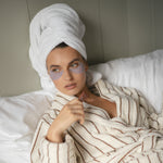 Model dat het oogmasker van Skin for Skin draagt.