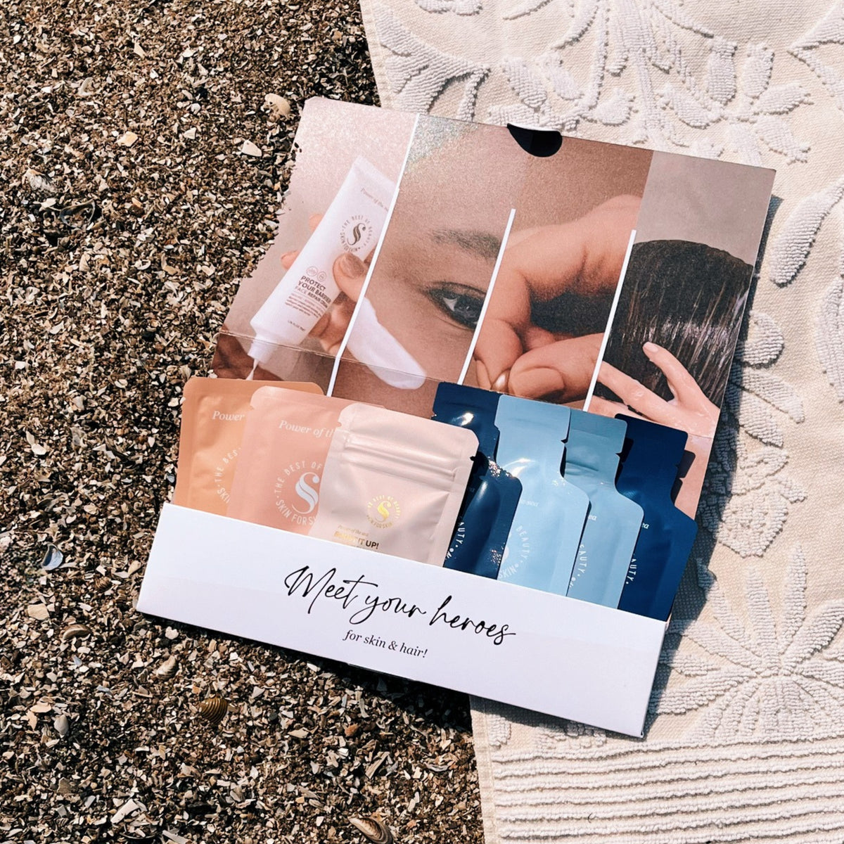 De Skin for Skin Sample Set gepresenteerd in een kaart.