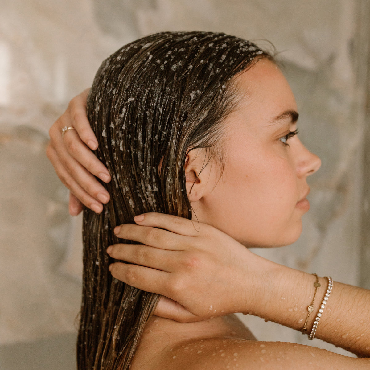 Het aanbrengen van de Scrub That Scalp scalp scrub van Skin for Skin op de hoofdhuid