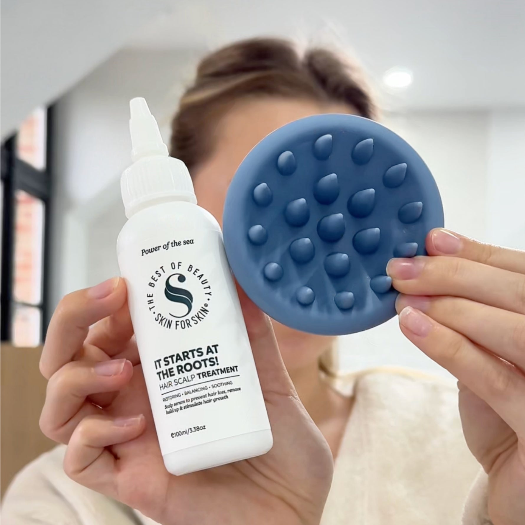 Het scalp treatment en de haar massageborstel uit de Roots Relaxation Set van Skin for Skin