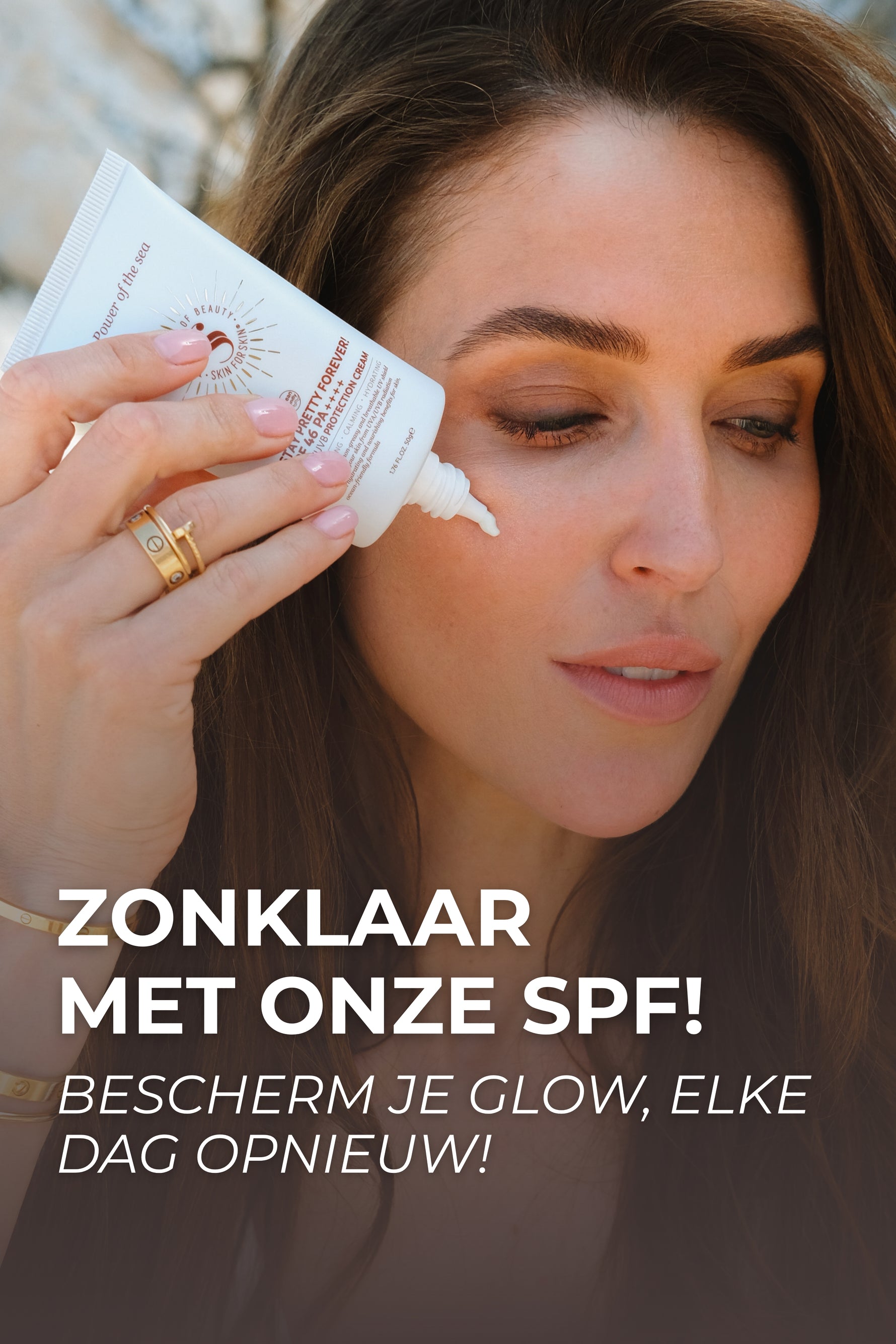 Vrouw brengt SPF aan voor een beschermde, stralende zomerhuid Skin for Skin