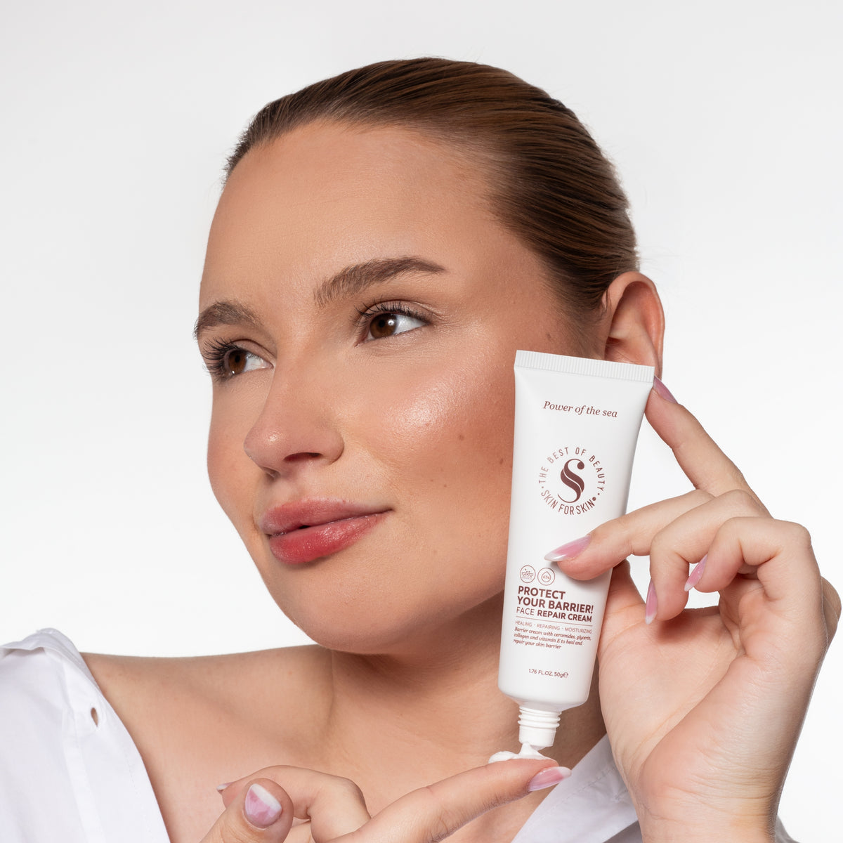 Vrouw doseert Skin for Skin Protect Your Barrier face repair cream voor herstel en hydratatie van de huid.