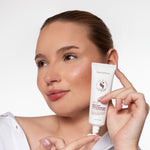 Vrouw doseert Skin for Skin Protect Your Barrier face repair cream voor herstel en hydratatie van de huid.