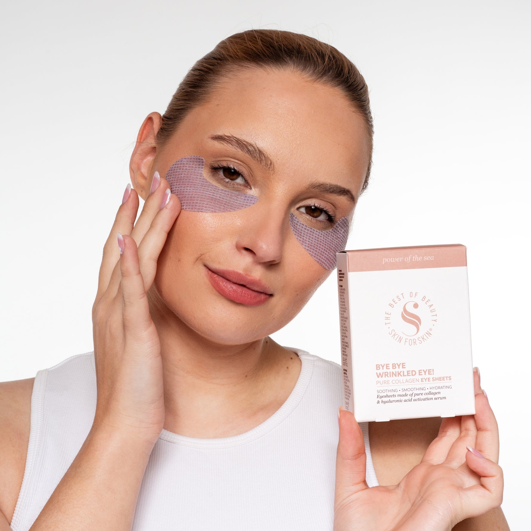 Vrouw draagt Skin for Skin collagen oogpatches en houdt de verpakking vast.