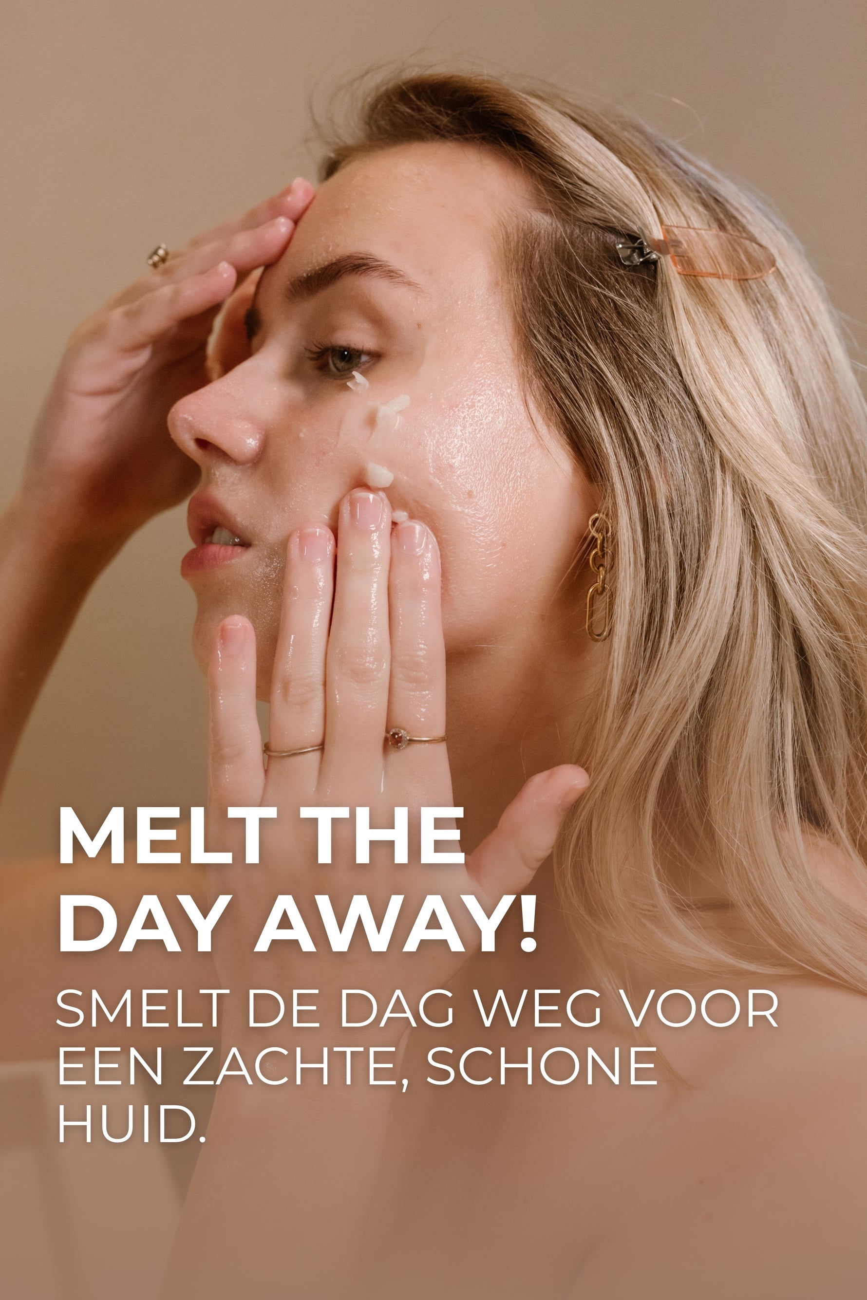 Vrouw gebruikt cleansing balm van Skin for Skinvoor een zachte, schone en verzorgde huid.