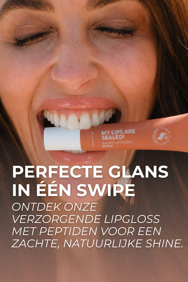 Vrouw lacht met Skin for Skin lipgloss in beeld voor zachte, verzorgde lippen met een natuurlijke glans.