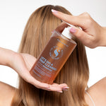 Vrouw met Let’s Do a Deep Cleanse! Detox Shampoo