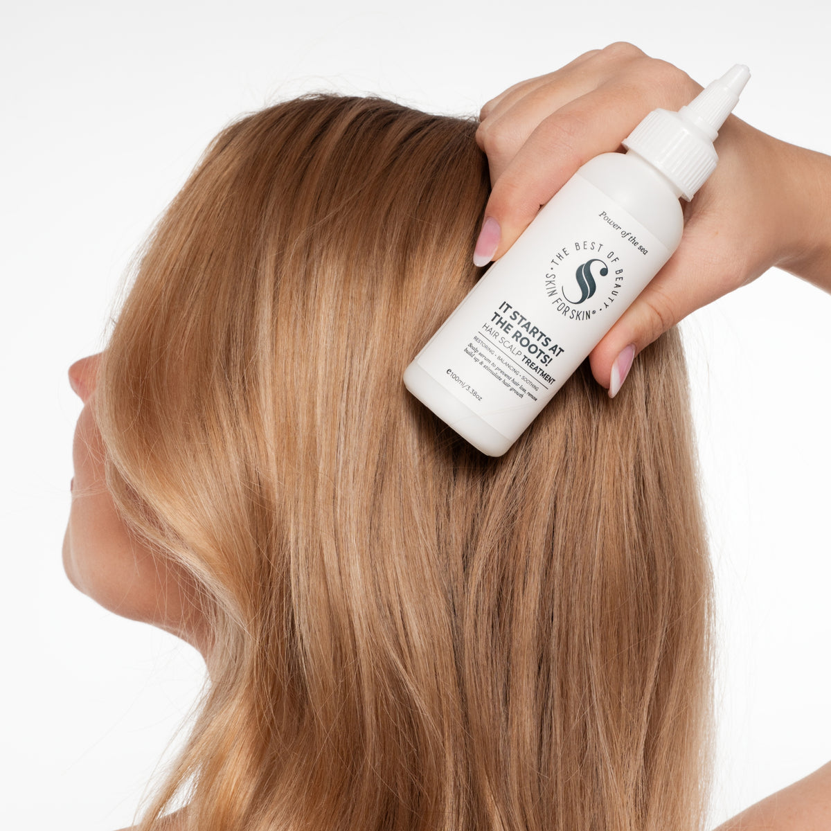 Vrouw met de it starts at the roots hair scalp treatment