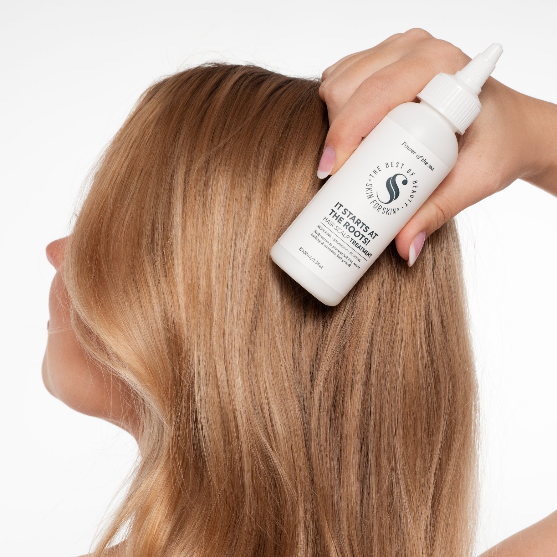 Vrouw met de it starts at the roots hair scalp treatment