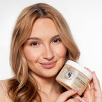 Vrouw toont Skin for Skin Scrub That Scalp scalp scrub paste voor een frisse, gereinigde hoofdhuid.