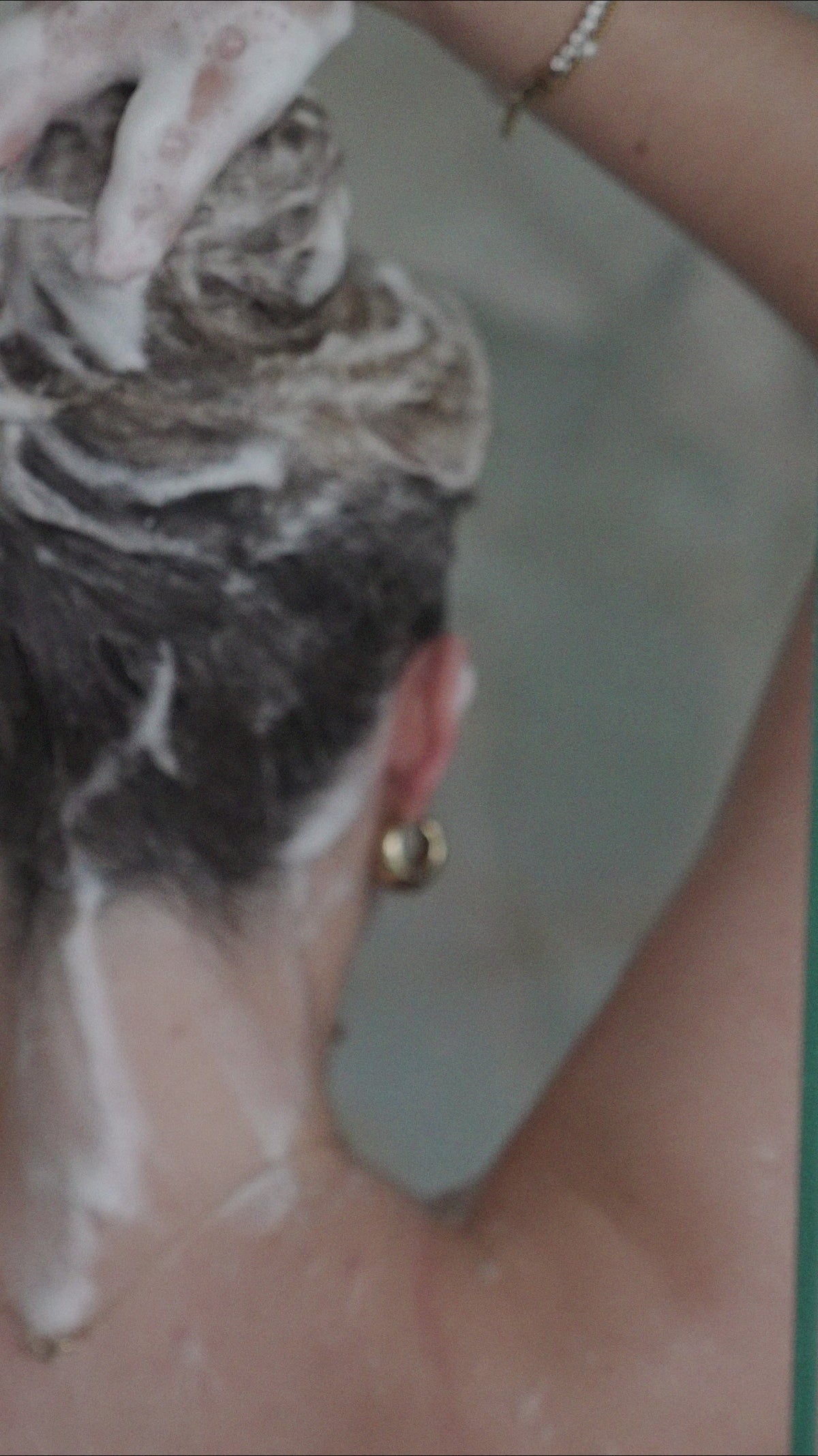 Model dat de Get Clean With Me XXL shampoo van Skin for Skin gebruikt