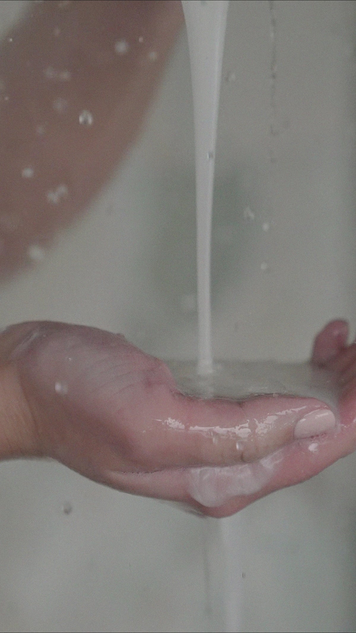 Model dat de Get Clean With Me XXL shampoo van Skin for Skin gebruikt