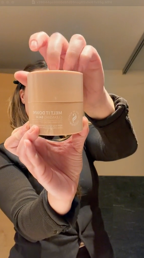 Klant gebruikt de Skin for Skin cleaning balm