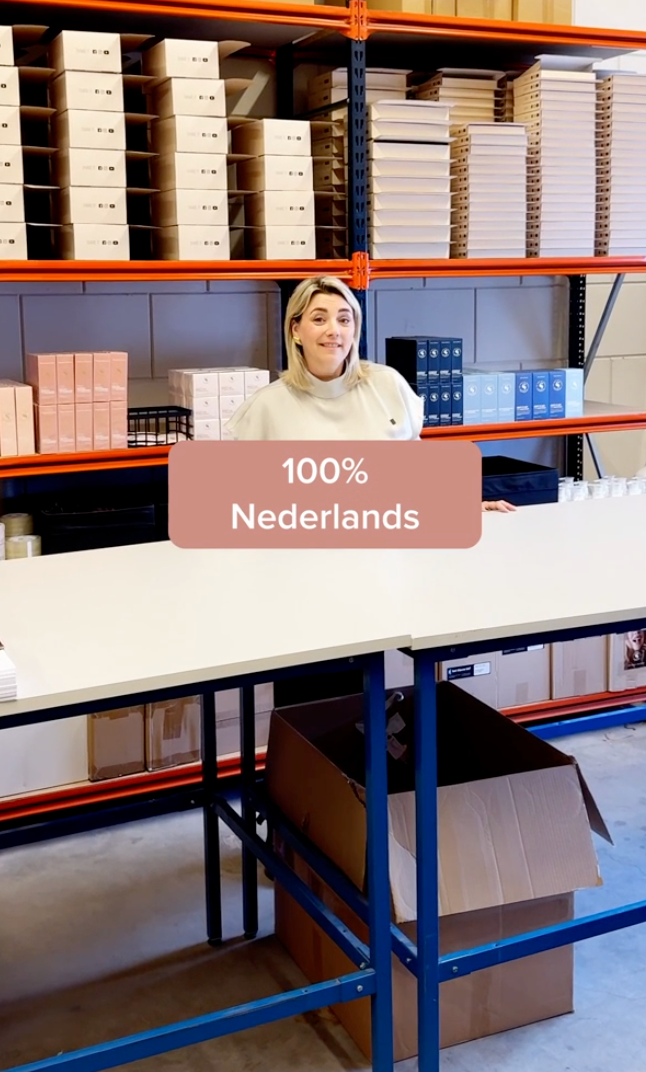 Skin for Skin medewerker die supplement inpakt
