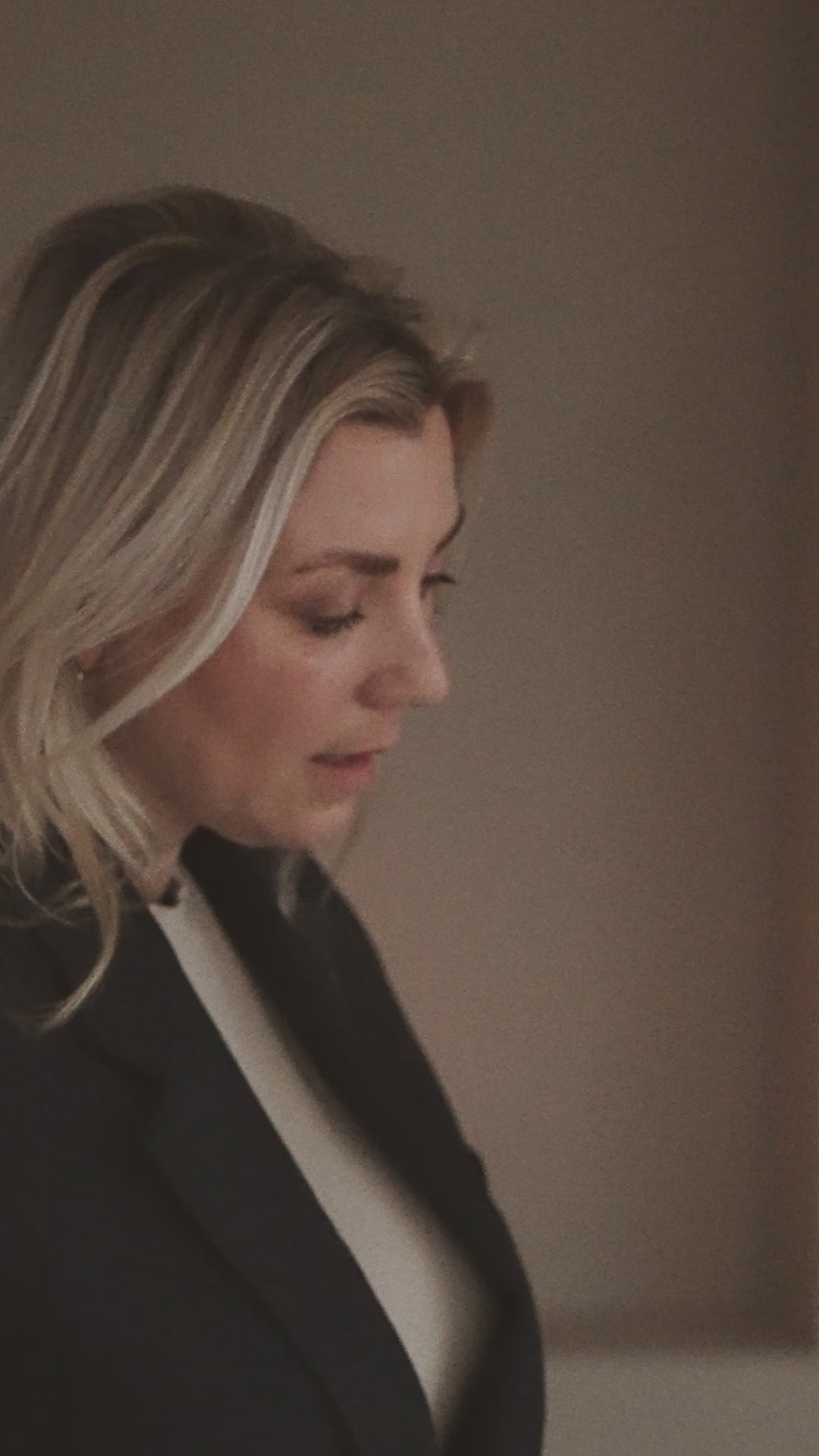 Vrouw gebruikt de barrière crème van Skin for Skin