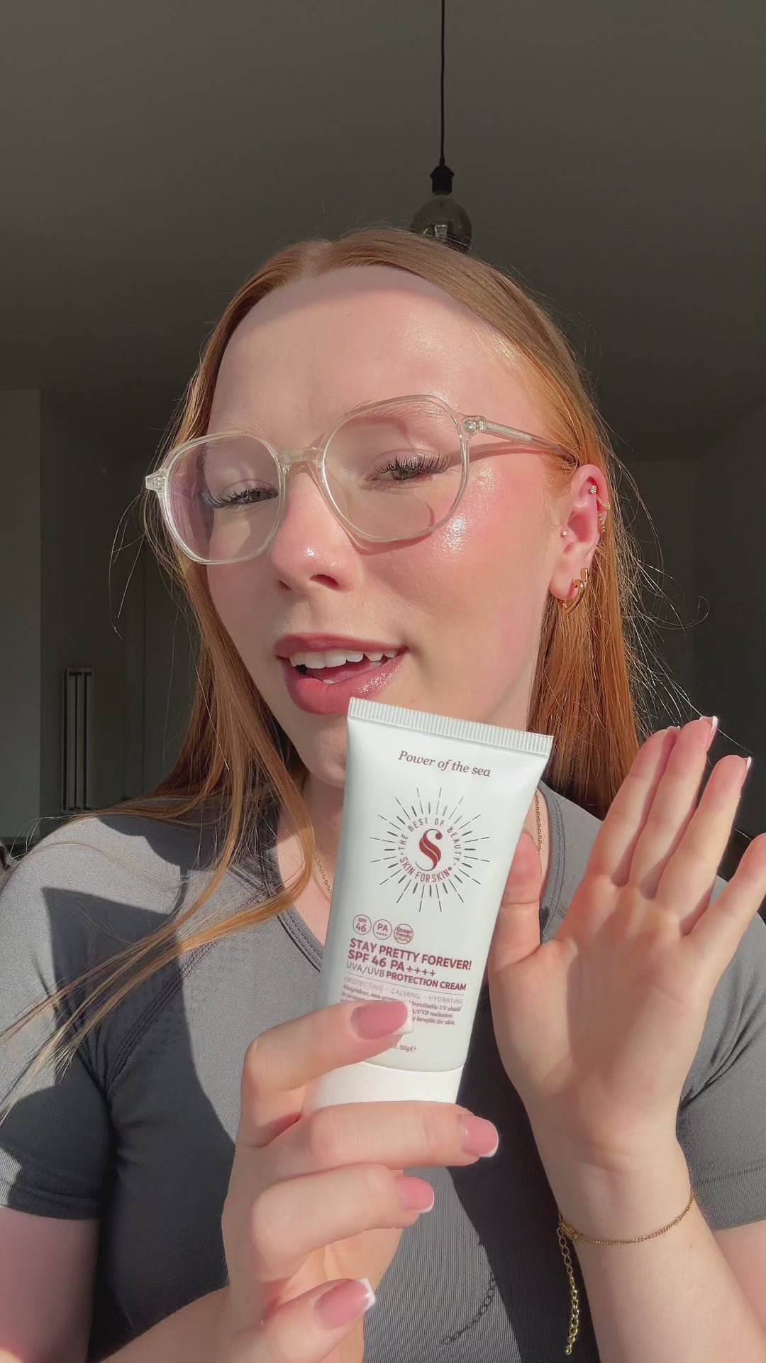 Vrouw geeft informatie Skin for Skin SPF 46 dagcrème